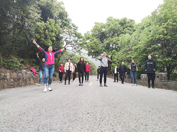 千赢国际环保营销团队西山缥缈峰户外拓展旅游活动之旅